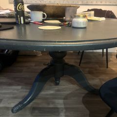 Round dining table