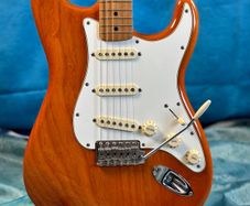 Fender vintera 70's strat aged natural.