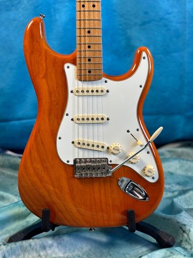 Fender vintera 70's strat aged natural.