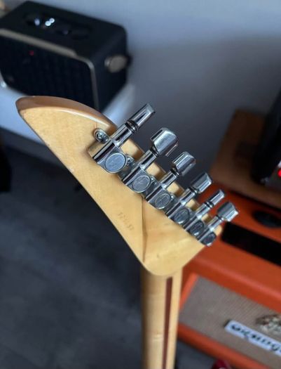 Mensfield  lutiers guitar