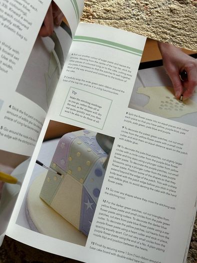 Decorating Cakes at Home Book
