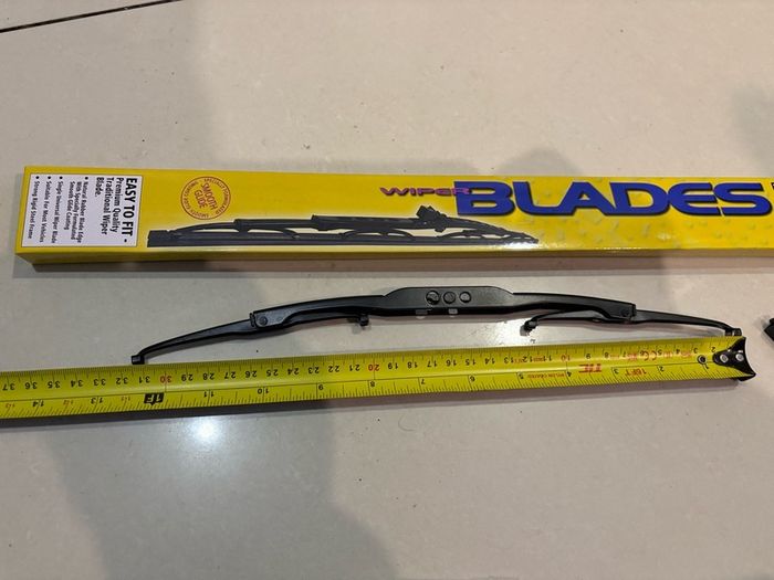 Rear wiper blade arm