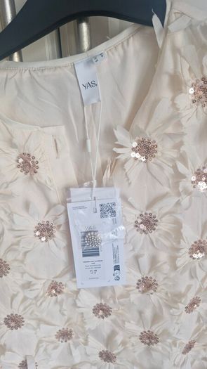 Absolutely stunning yas dress.