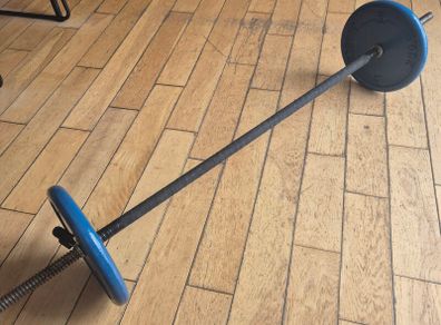 barbell with 2x 10kg weights