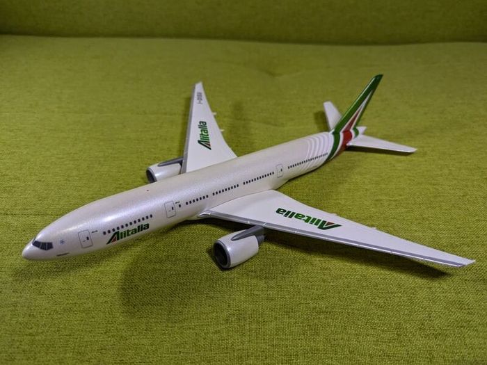 Alitalia 1:200 scale model airplane, Boeing 777-200 aircraft, NEW