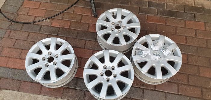 Genuine VW 15 inch alloys with new centre caps