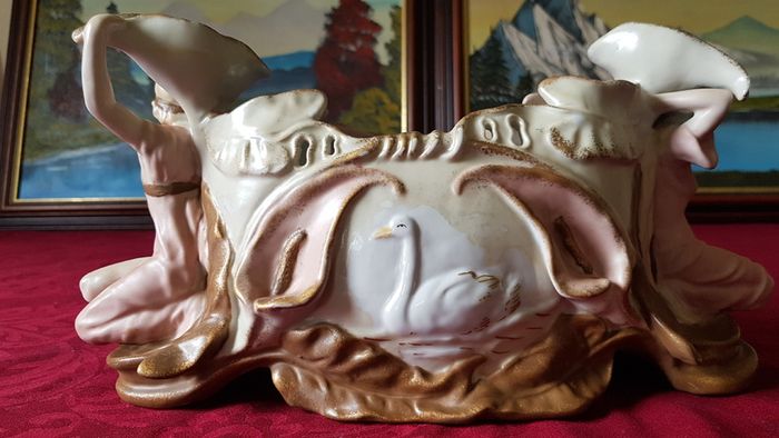 Circa 1897-1906 Collector's Piece Antique Ernst Wahliss Depose EW Turn Wien Large Porcelain Centerpiece Vase / Jardiniere Made In Austria
