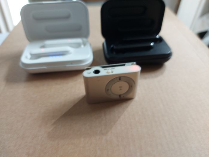 Few smal electronic gadgets, working great, MP3 player and 2 wireless earphones with chargers