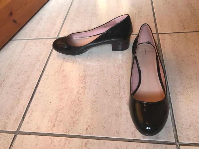 (Lot of 25) Ladies' Shoes Size 3/36