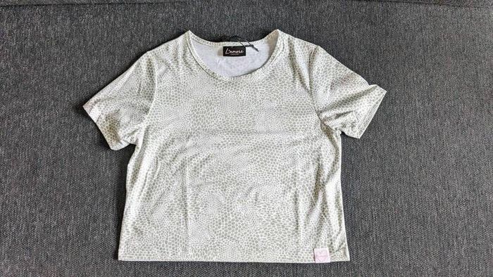 T-shirt (size 8)