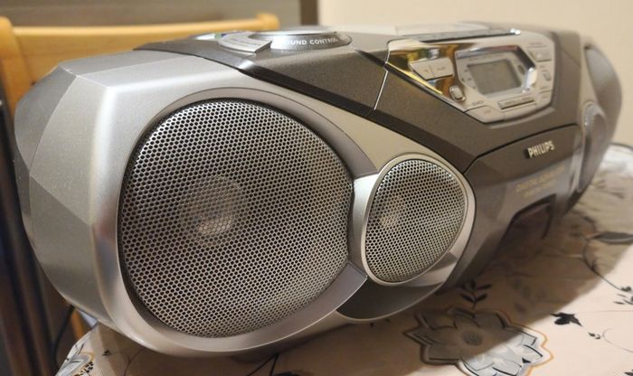 From 2001 Philips AZ 1575 - CD / Radio Cassette Recorder / Manual / Remote control. Working good.