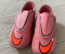 Girls football boots Nike Mercurial size UK10 (EUR 27.5)