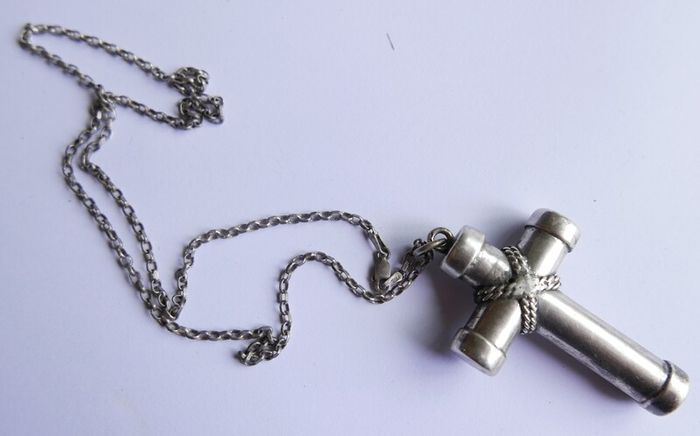 Vintage 925 Sterling Silver large Cross Pendant and Chain length 20" - 22g