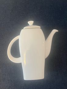 Porcelain rea/coffee pot