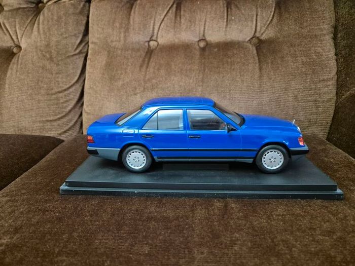 Mercedes 1:18 model car
