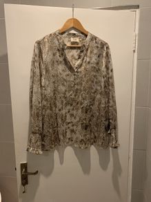 Puff sleeve blouse