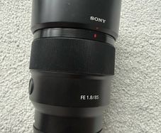 Sony FE 85mm 1.8 lens