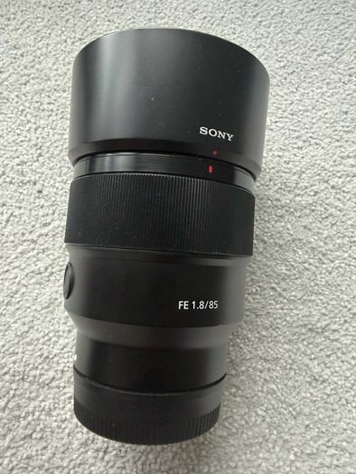 Sony FE 85mm 1.8 lens