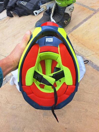 fox v1 MIPS motorcross helmet