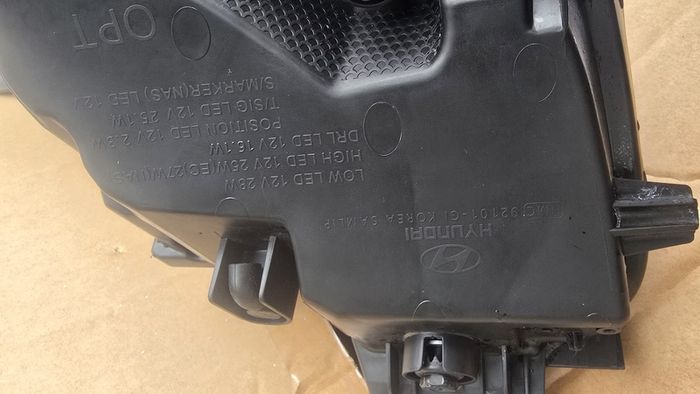 hyundai ioniq 5 left headlight and daylight