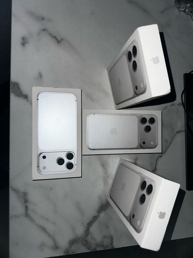 iPhone 17 Pro Max (256GB, Silver, Locked)