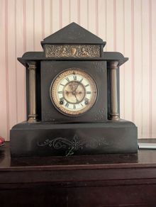 Antique French Victorian Mantal clock ( needs to be gone ASAP)