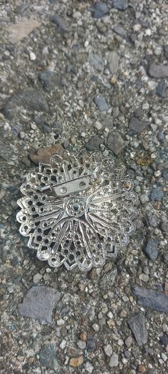 Vintage jewelry is sold individually for 5 to 10 euros