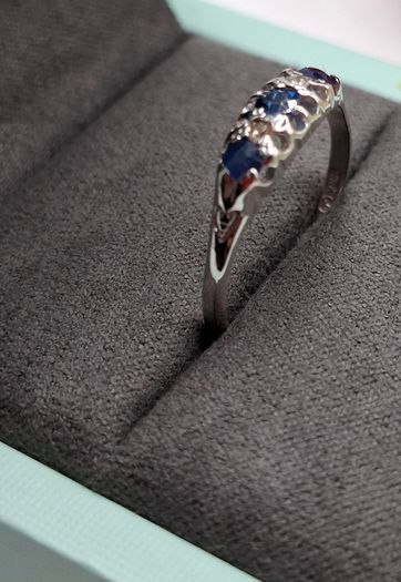 18ct white gold blue sapphire and diamond ring size R