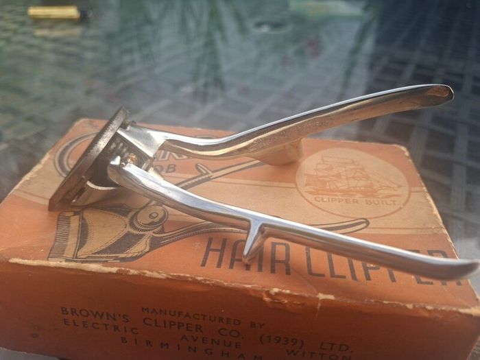Vintage 1930's Chard No. 60B Hair Clipper set, produced by Brown's Clipper Co in the UK