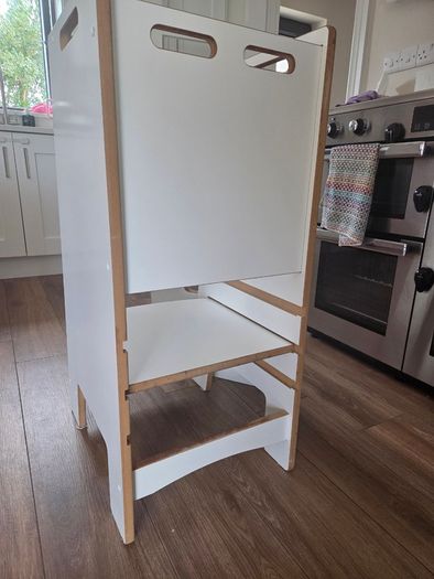 Kitchen helper tower