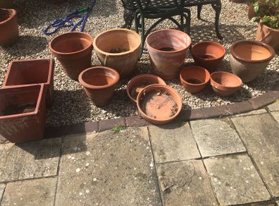 Garden Pots & 2 holders