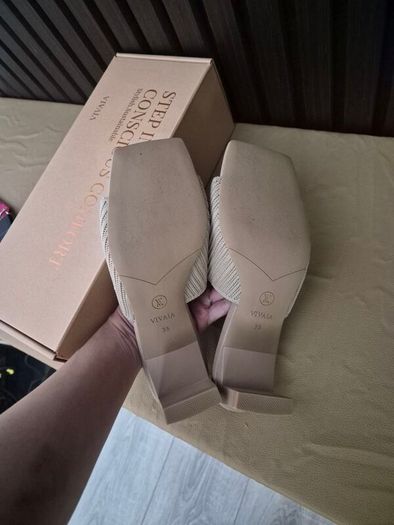 Vivaia bnew in box Jade almond block heels