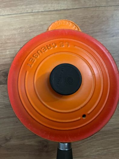 Le Creuset Cast Iron Saucepan with Wooden Handle Lovely genuine signature Volcanic colour size 18