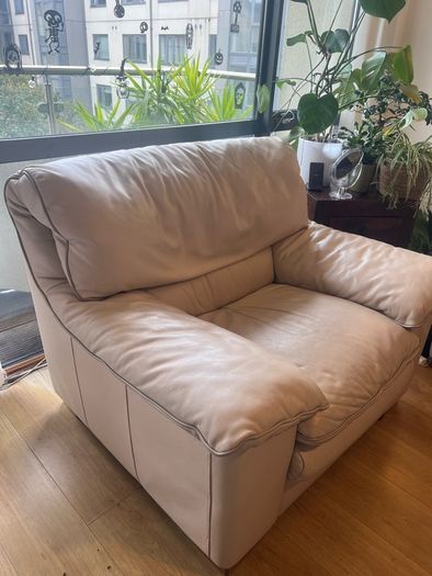NATUZZI cream leather couch and armchair (very good condition)
