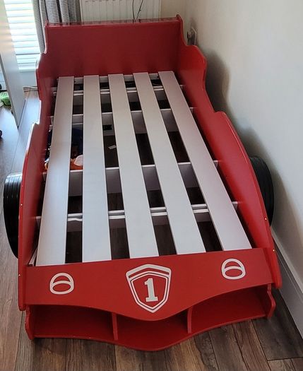 Kid's bed race car style