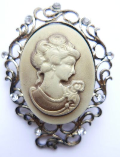Vintage Cameo Brooch