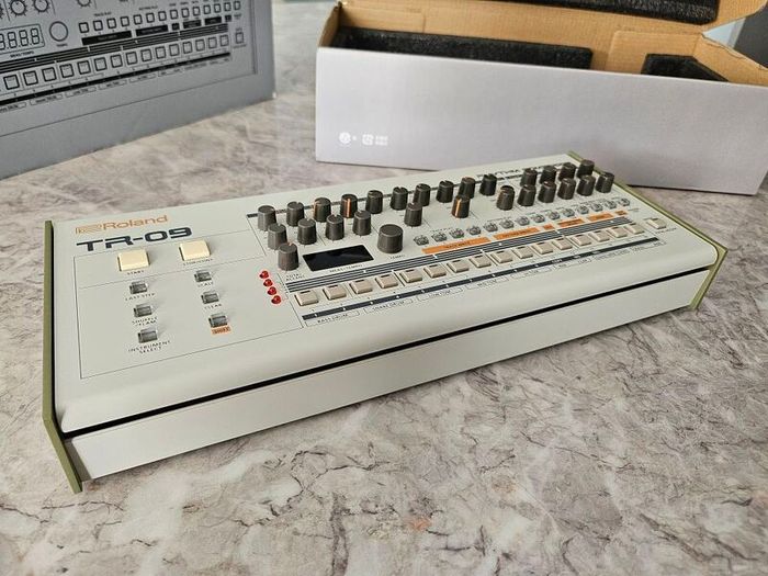 Roland TR-09 Rhythm Composer