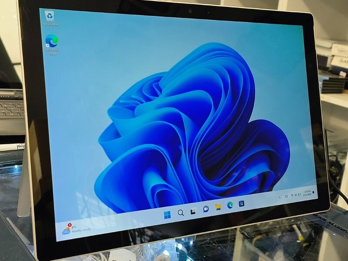 Microsoft Surface Pro 5 -12.3"- Core i5 7th Gen @ 2.6GHz, 8GB RAM, 256GB SSD, Windows 11 Pro