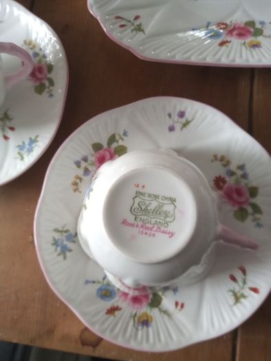 Shelley tea set Shelley dainty rose and red daisy pattern