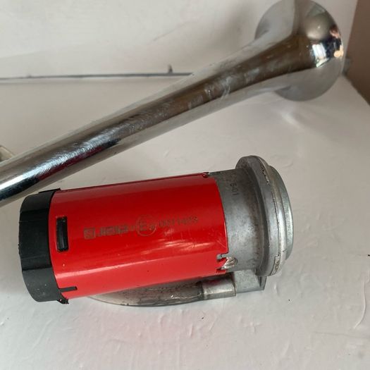 Single-trumpet air horn with electric compressor and clear air tubing