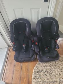 2 car seats