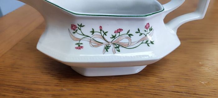 Vintage Johnson Brothers Eternal Beau Gravy Boat &  Made in England