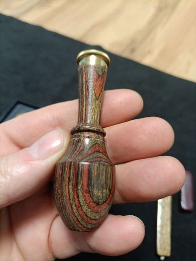 Fine Handmade Fleur de Lis Wax Seal Stamp Kit Vintage Brass Stamp Head Colorful Turned Birchwood Handle Gold tone Stick of Sealing Wax