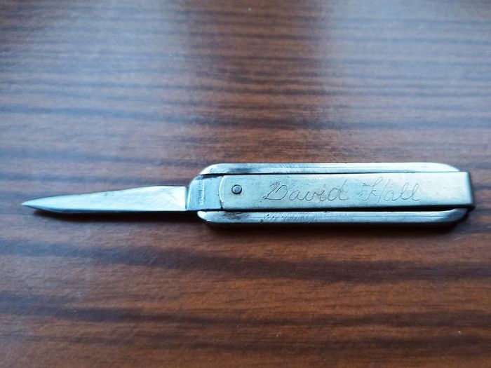 Vintage tri-fold pocket knife features a "COMPLIMENTS MUSGRAVE & CO LTD" engraving made by Warriss Sheffield England
