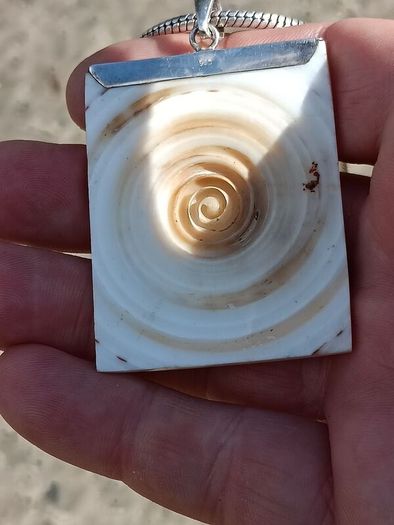 Stunning Sterling Silver Natural Shell Pendant Set.