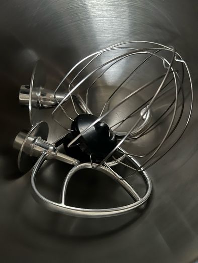 Stand mixer with bowl and attachments (rarely used, as new)