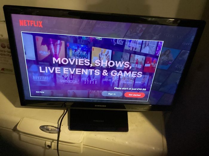 24 Inches Samsung Smart Television, SMART TV with USB, 2 HDMI, Scart, WIFI connectivity, etc Barely used.