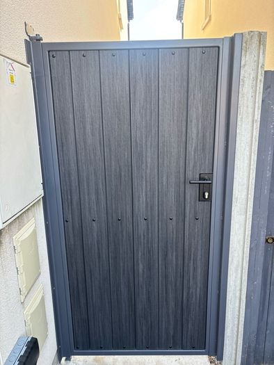 Side Gate