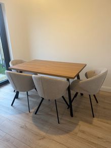 Selling beautiful 1.4m extending dinning table oak (extends to 1.9m)