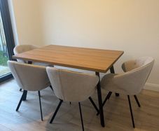 Selling beautiful 1.4m extending dinning table oak (extends to 1.9m)